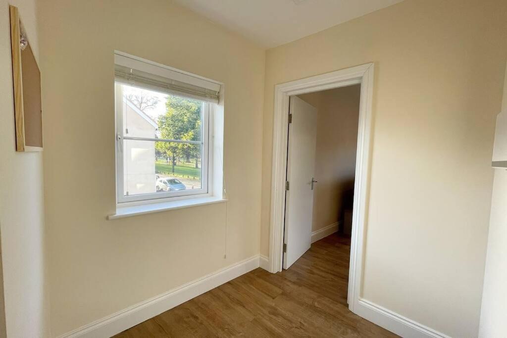 Modern 1 Bedroom Flat With Free Parking Woking Exterior photo